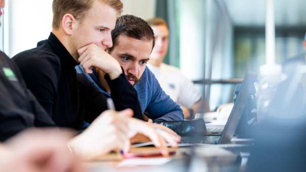 twee sportkunde deeltijd studenten kijken samen op laptop