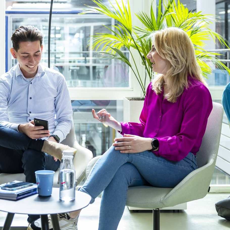 opleidingsbeeld Ad Accountancy deeltijd. Studenten in overleg in de hal van de HAN Arnhem, finance, financieel, AFEM, accountancy