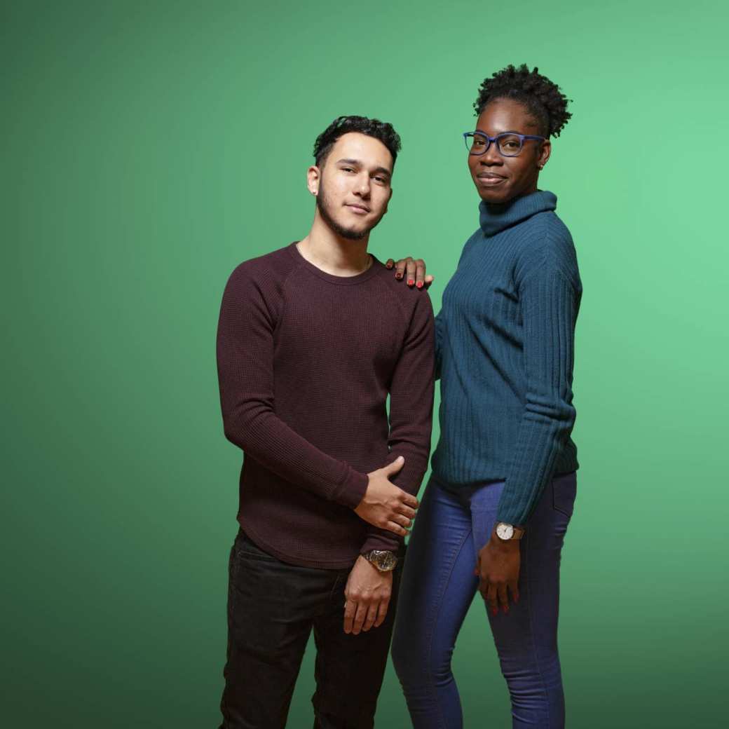 Campagnebeeld international twee studenten groene achtergrond. Jamill Maduro, Tonian Campbell