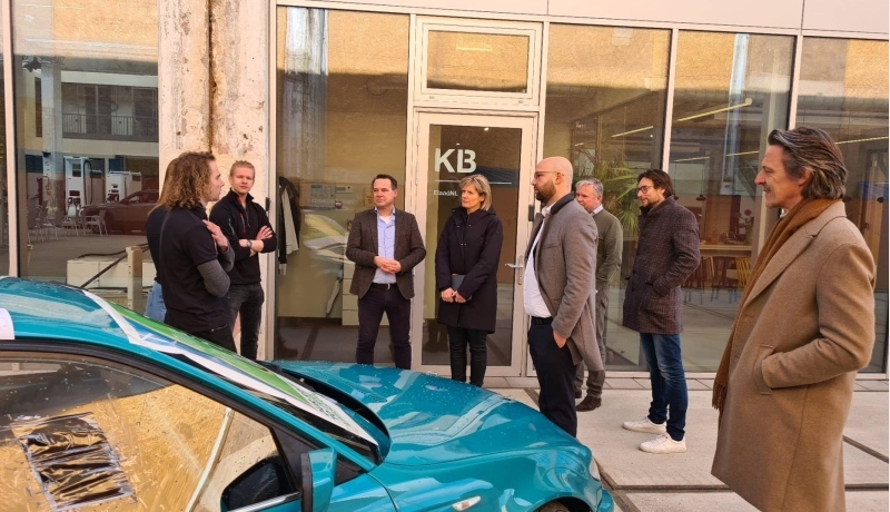 Samenwerken aan de energie van de toekomst. Daarover ging het werkbezoek van VVD Tweede Kamerlid Zohair El Yassini aan Connectr. Hij kon gelijk voelen en ervaren hoe het is om voor de energietransitie opgeleid te worden, via uitleg van het studentenproject van Regterschot Racing.