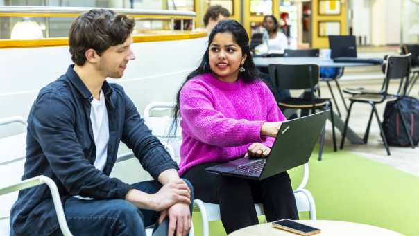 2 studenten in overleg over hun associate degree.