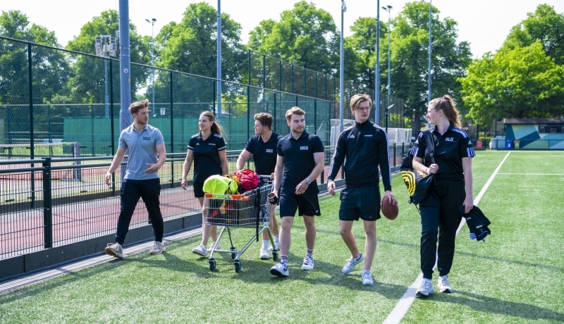 Sportkunde studenten lopen over het sportveld bij het Gymnasion van HAN Sport en Bewegen