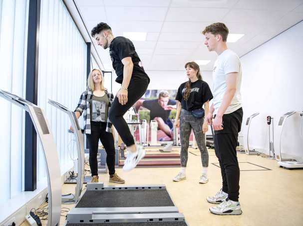 Fysiotherapie, foto K33 b1, instructie, studenten, sprong, oefening