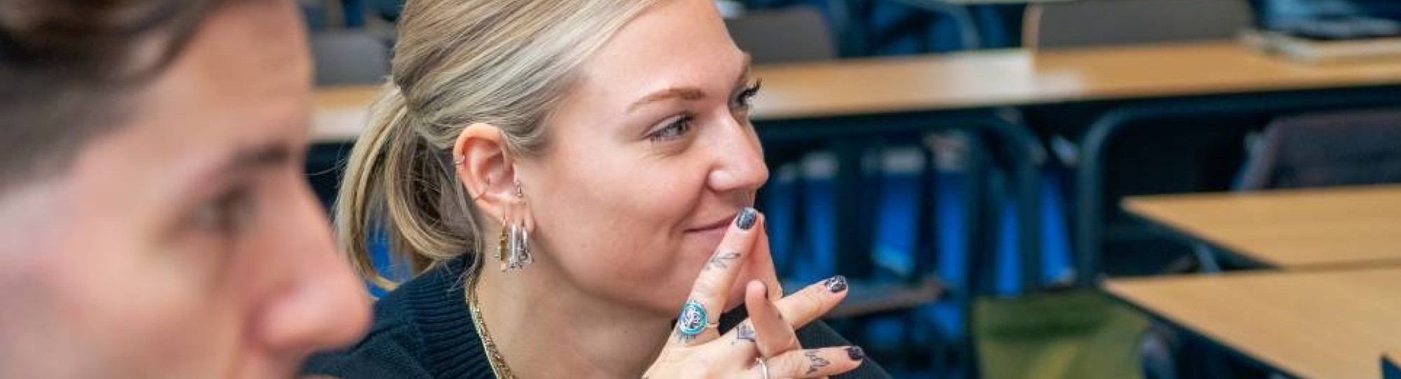 AMM LLO studenten Glenn en Isa tijdens les Social Work deeltijd