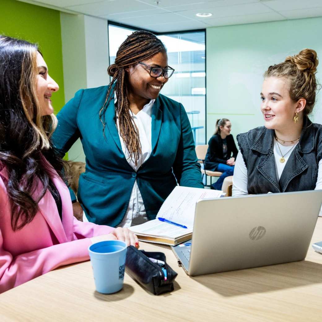 Studenten van de opleiding Human Resource Management krijgen uitleg van een docent