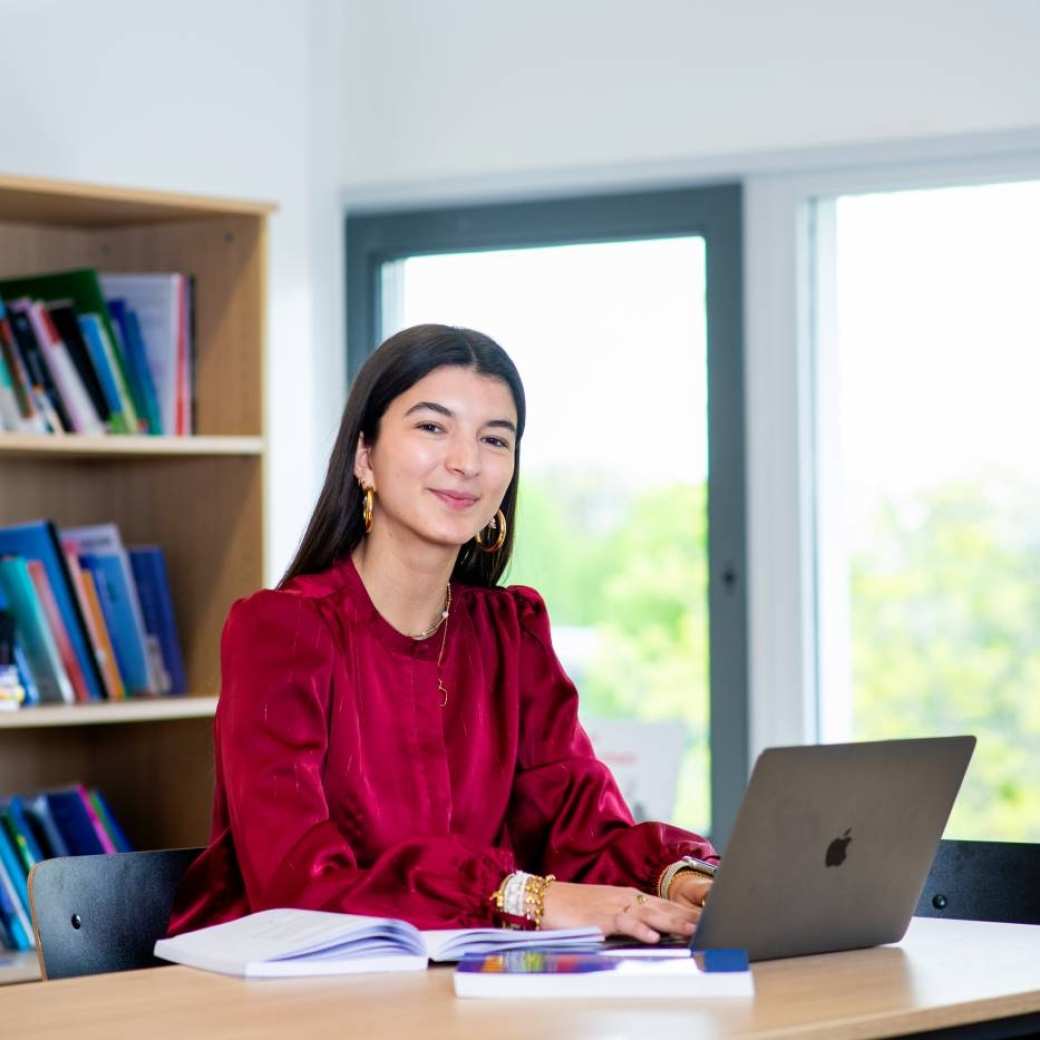 Een student Toegepaste Psychologie kijkt in de camera