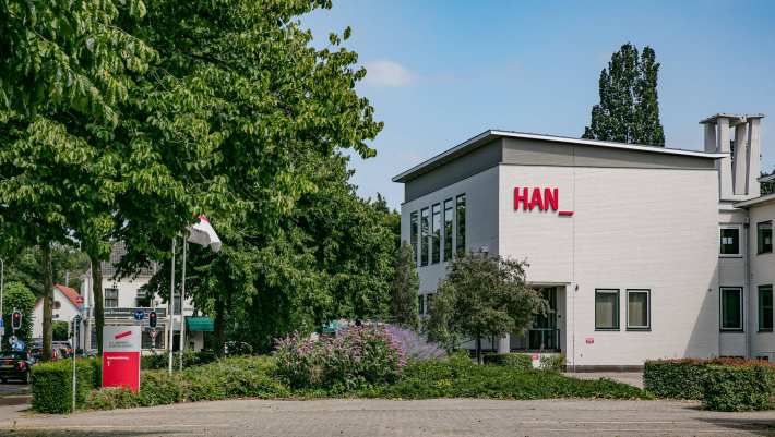 Nijmegen, Groenewoudseweg 1, torentje, wit, woordmerk, logo, signing, branding, huisstijl

han-corporate_groenewoudseweg-1-nijmegen-vlag-ingang-bord_2021