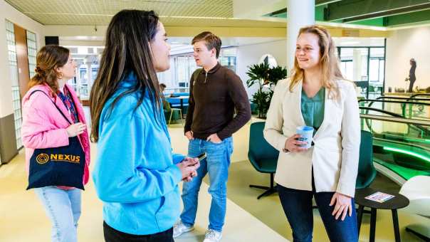Studenten en docent 2-jarige opleiding Bedrijfskunde op de HAN in Arnhem