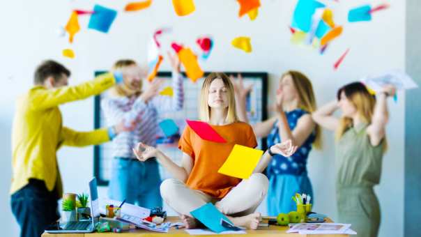 stockfoto vrouw mindful in chaos