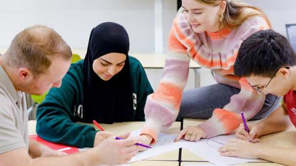 Studenten werken samen in het lokaal