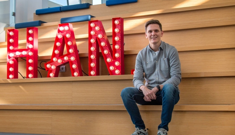 Student Leon Held op de trap van Ruitenberglaan 26 in Arnhem