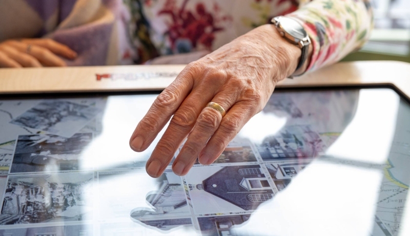 Centre of Expertise Bestendige Zorg - hand oudere interactieve digitale belevenistafel