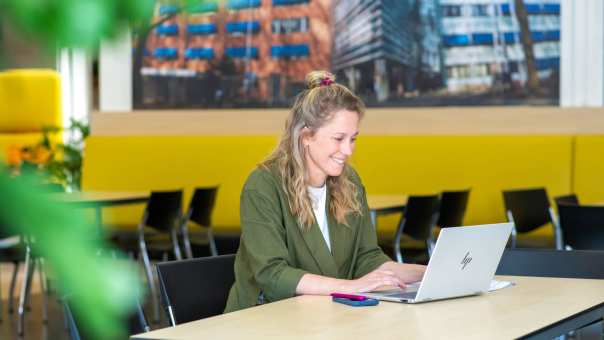 Docent van de opleiding Bedrijfskunde deeltijd op de HAN-campus in Arnhem, Ruitenberglaan 31. Ze lachen. 