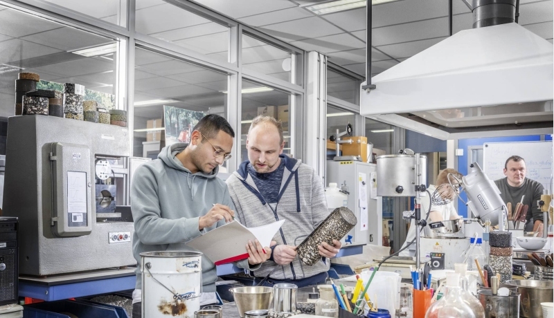 twee mannen staan in het betonlab
