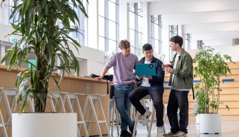 studenten praten over bindend studieadvies