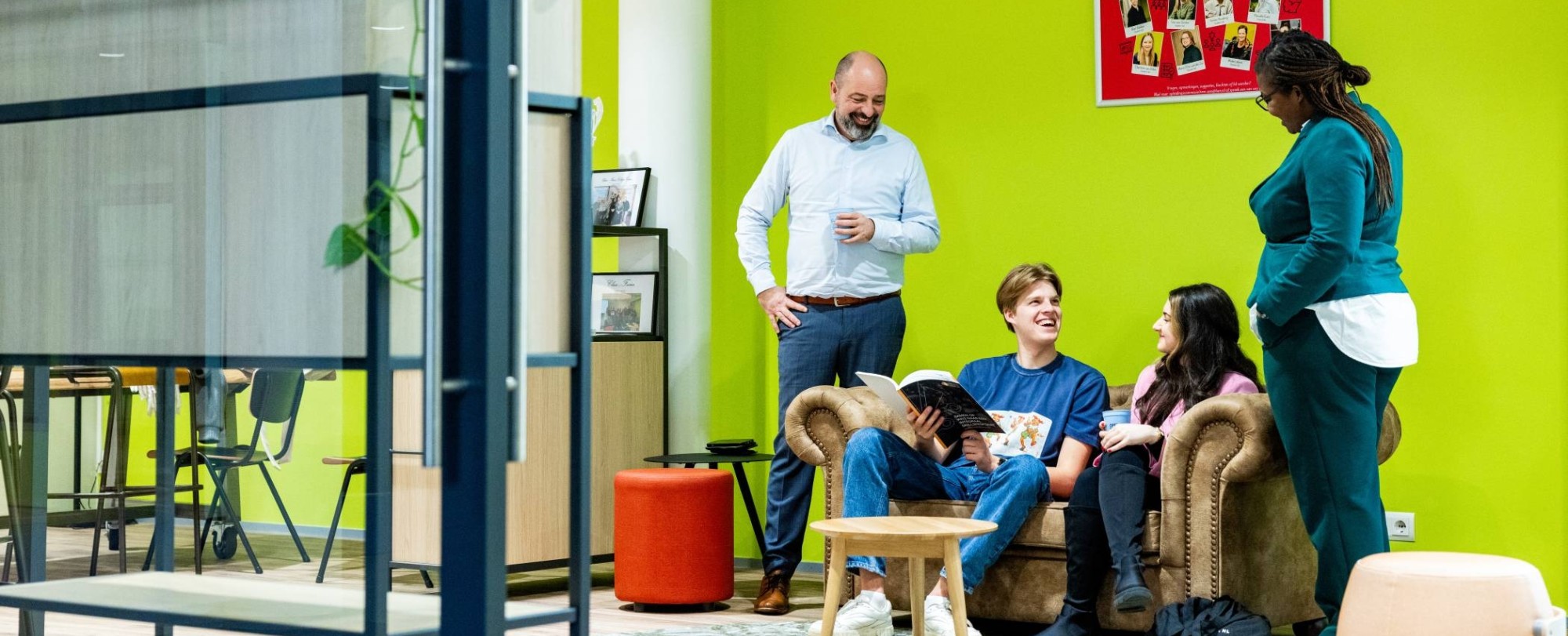 Studenten en docenten van Human Resource Management (HRM) in gesprek in de studio