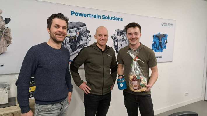 HAN Automotive student Valentijn Buijsman lost het complexe inbouwproces van de John Deere 6136 JD14-motor op! ️
