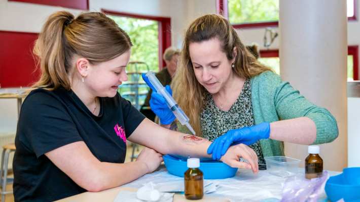 Omscholer naar verpleegkunde maakt wond schoon bij medestudent.