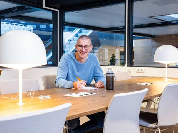 Guus Witjes aan het werk in setting t.b.v. Employer Branding campagne