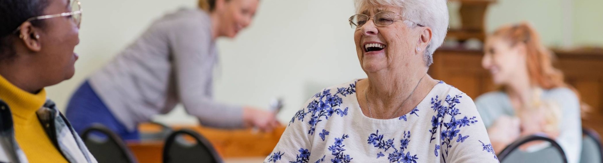 Lachende dame aan eettafel
