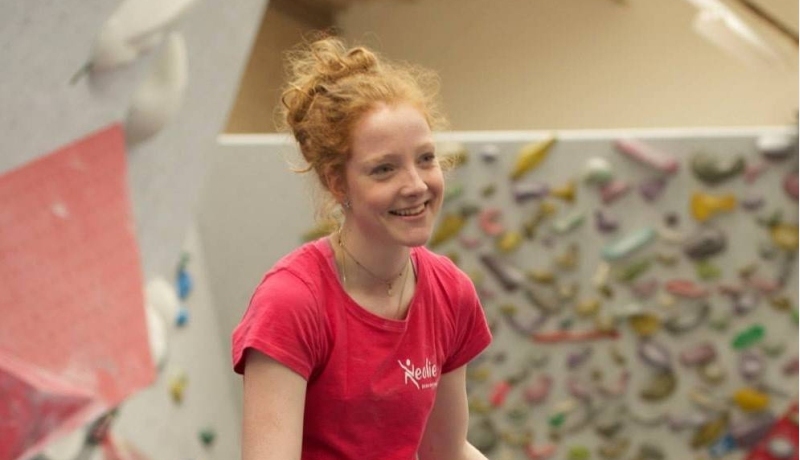 Eva Vink rode krullen en rood t-shirt in boulder hall 