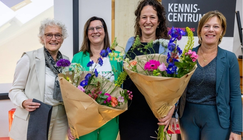 Miranda Laurant en Anneke van Vught nemen afscheid van de HAN tijdens het symposium van het Lectoraat Organisatie van Zorg en Dienstverlening.