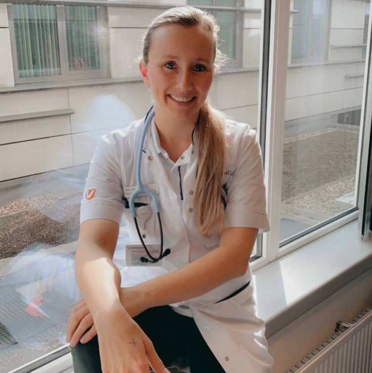 portretfoto PA student Jill Muijrers met stethoscoop