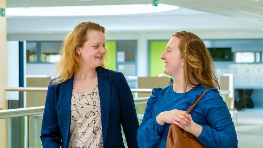 student van de opleiding HAN Bedrijfskunde in gesprek met een docent