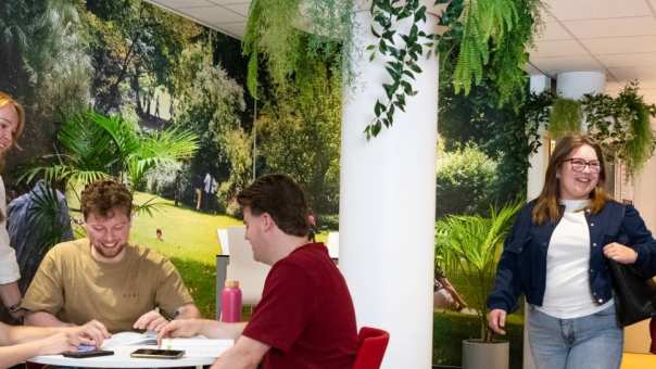 Studenten Ergotherapie zitten aan tafel en overleggen met elkaar