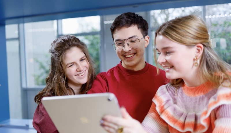 HAN Academie Educatie, Pabo, Pabo-ALO, ALPO, voltijd en deeltijd, studenten kijken samen op ipad lachen, 2024