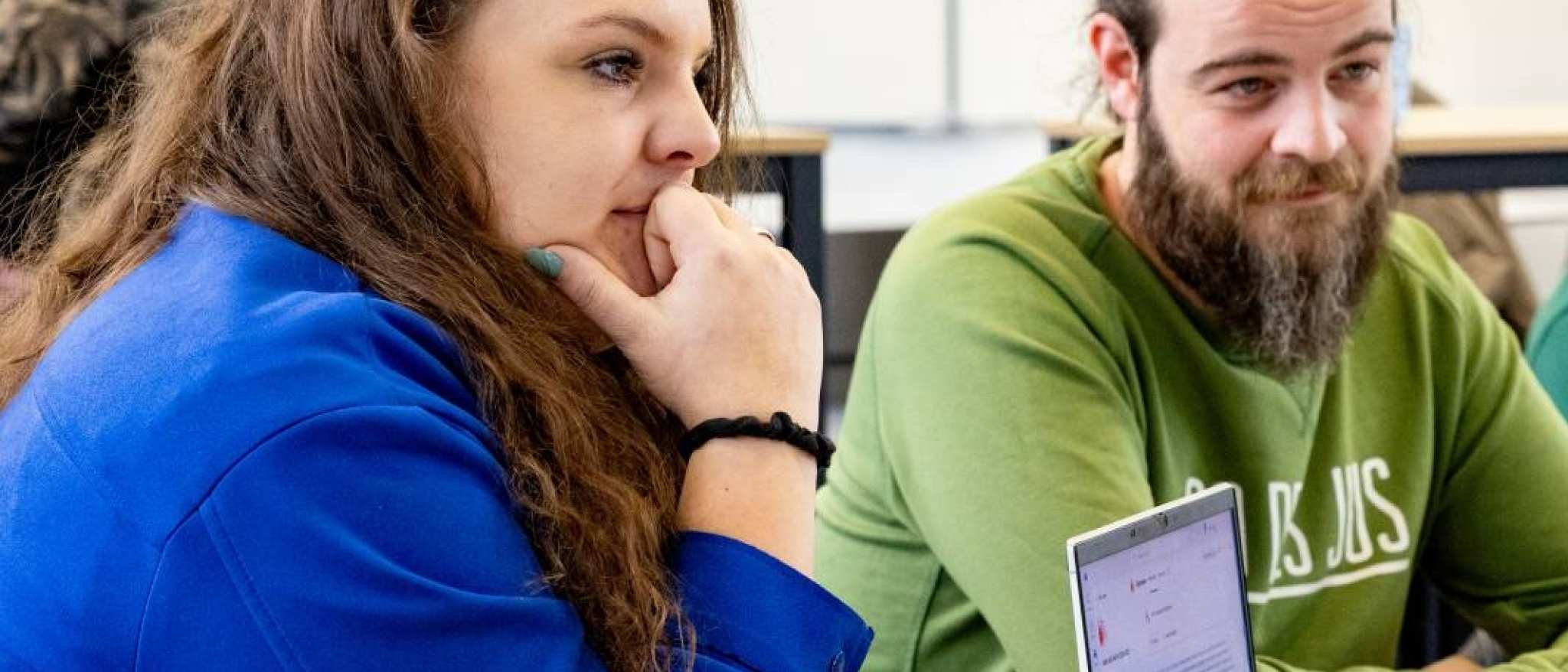 Jeanne legt iets uit tijdens werkgroep opdracht les MIZ