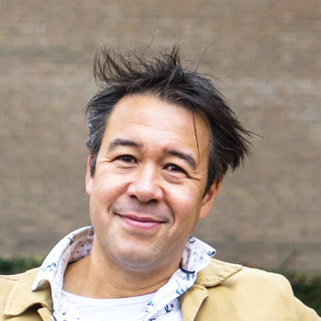 portretfoto van erik jansen met gele blouse