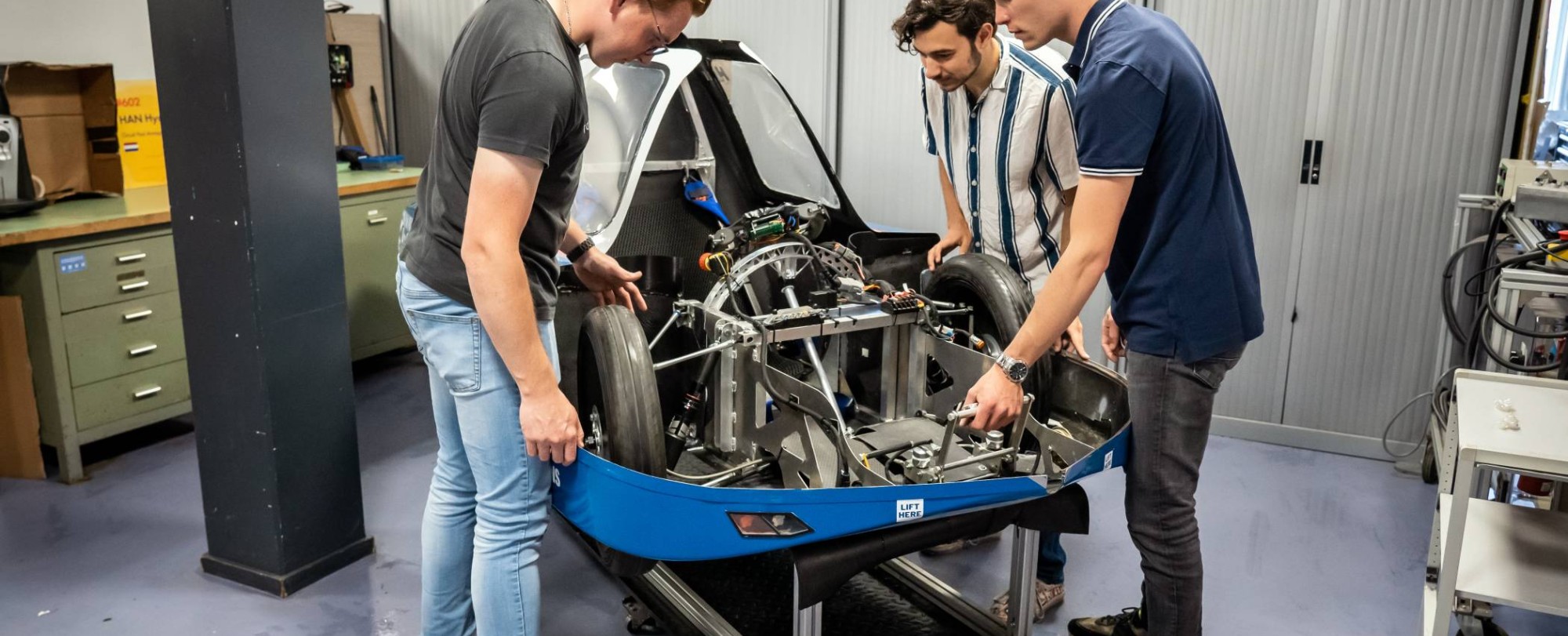 Drie studenten automotive werken samen aan het MH15 voertuig van de HAN.