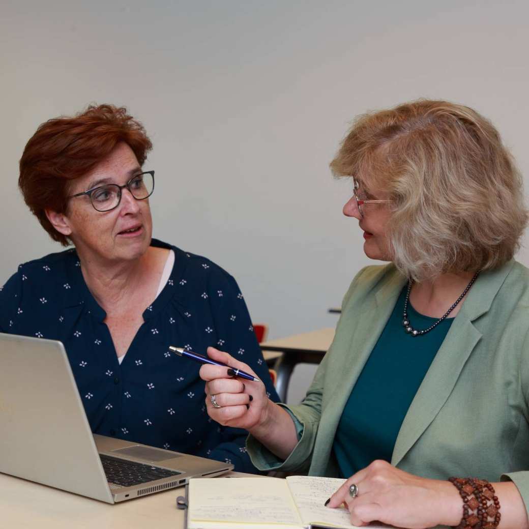Cursisten Anna Czerednik en Elly van der Zwart werken samen aan hun theorie.