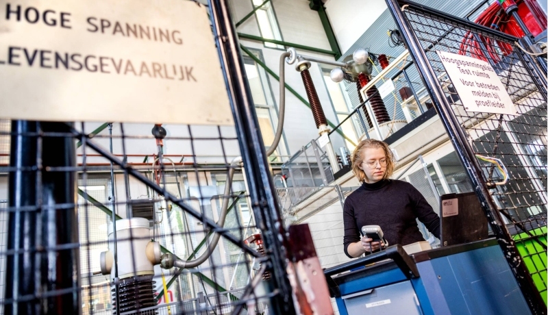 Afstudeerstudent Bianca in het hoogspanningslab van Qirion waar zij haar eindopdracht uitvoerde.