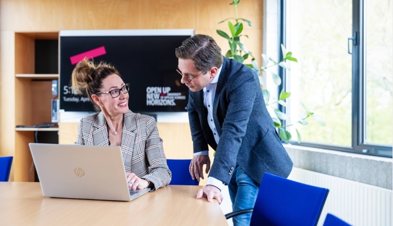 Twee studenten in gesprek op de gang
