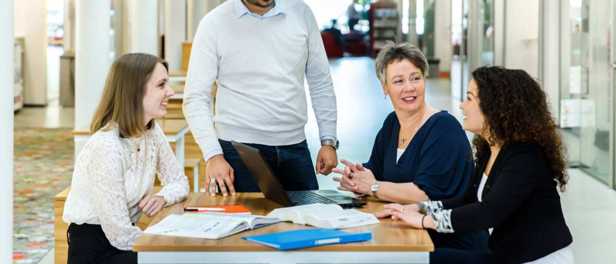dames zitten, man staat, FEM Associate degrees