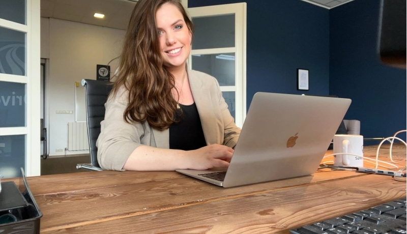 CMD student Sharon achter haar laptop