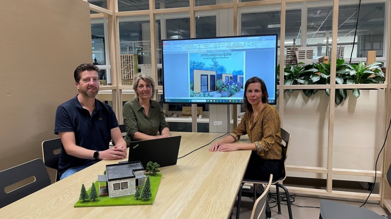 Bastiaan Beerens, Sandra Severt en Annette Weerts zitten aan een tafel