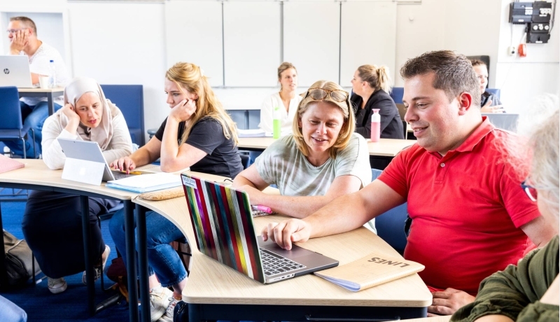 Studenten van de master pedagogiek volgen een les op de groenewoudseweg