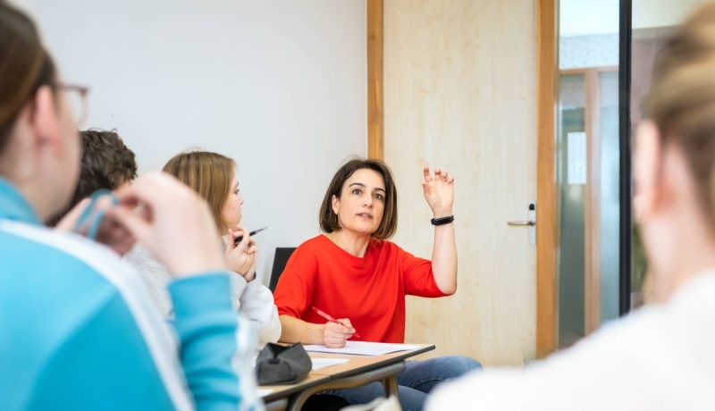 Twee studenten in een klaslokaal.