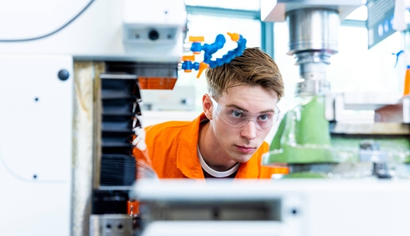 Mechanical Engineering - Werktuigbouwkunde - student behind milling machine