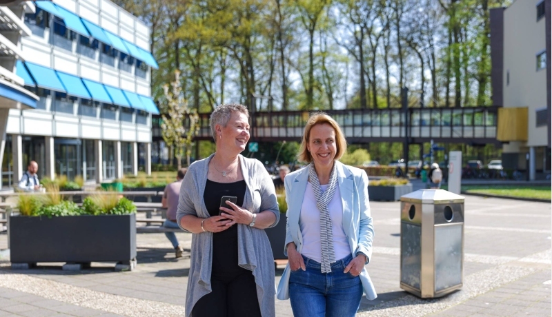 Twee personen lopen op het plein van de HAN-campus in Arnhem