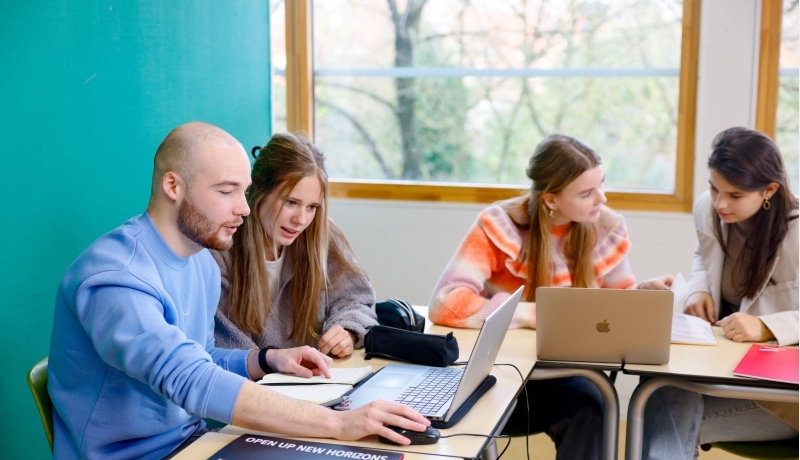 HAN Academie Educatie, Pabo, Pabo-ALO, ALPO, voltijd en deeltijd, studenten werken samen achter laptop in lokaal, 2024
