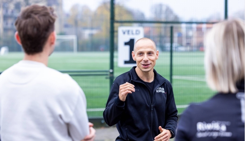 Sportdocent geeft uitleg