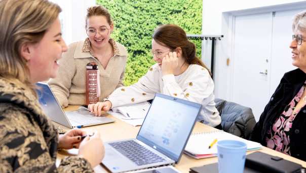 Docenten en studenten in gesprek bij Pedagogiek Deeltijd aan de HAN