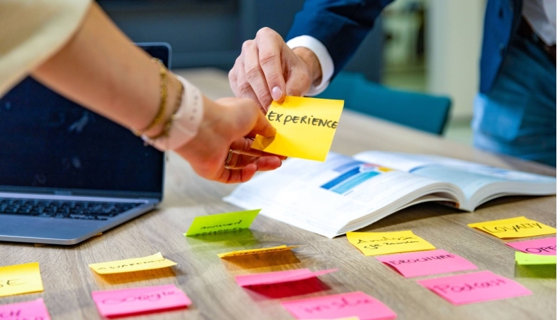 Studenten van de bachelor Commerciële Economie deeltijd, duaal in gesprek en samenwerken.