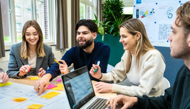 Ondernemerschap en Retail Management studenten in les