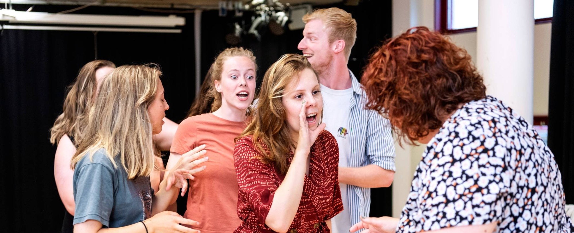 Studenten dramatherapie bezig met een oefening