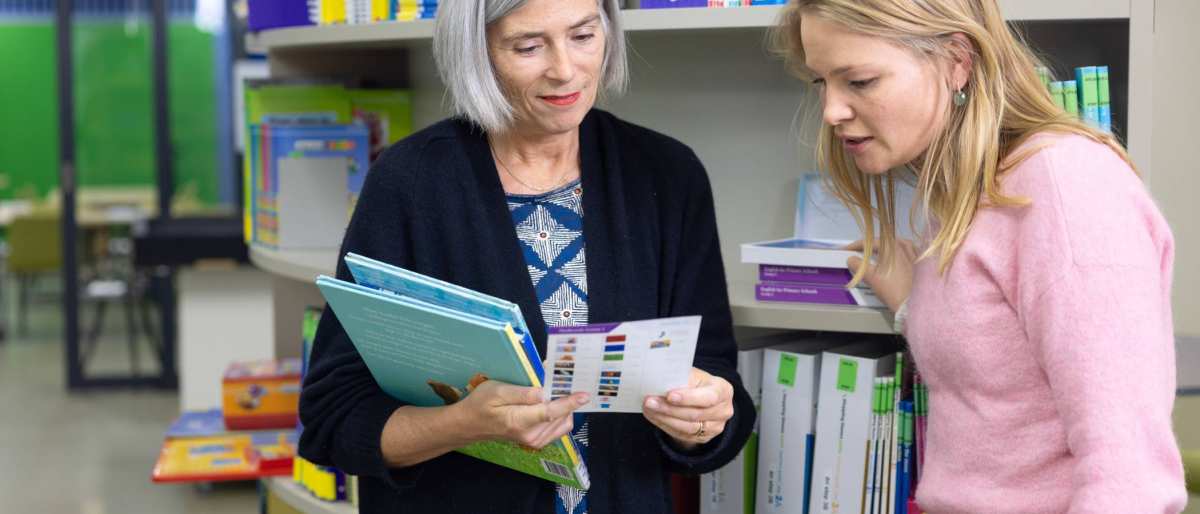 Student en docent in bibliotheek